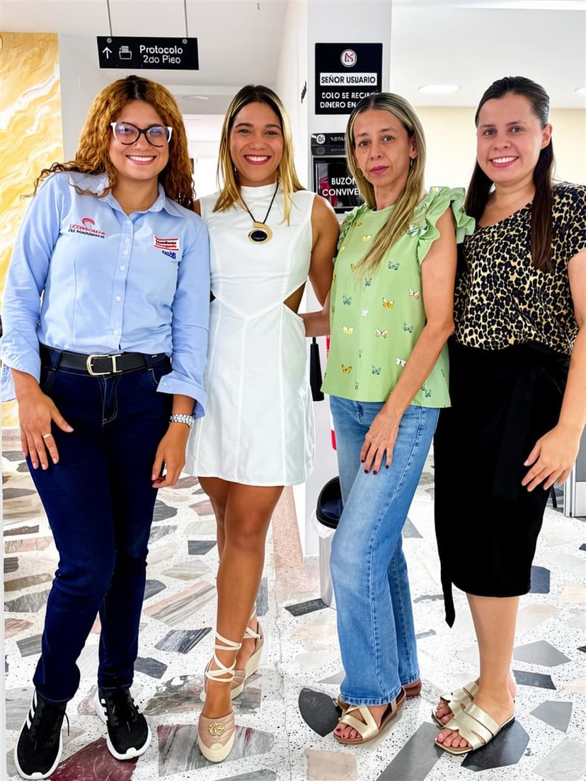 Equipo de la Notaría Primera junto a una agente inmobiliaria de Santa Marta