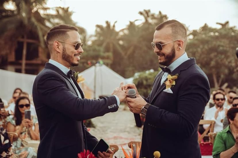 Pareja celebrando su boda civil en la playa con la Notaría Primera